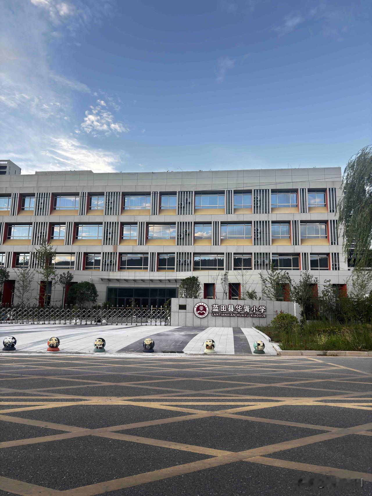蓝田华胥小学，今年学生有多少呢？刚开始听说学生少，现在万科楼盘入住率越来越多了，