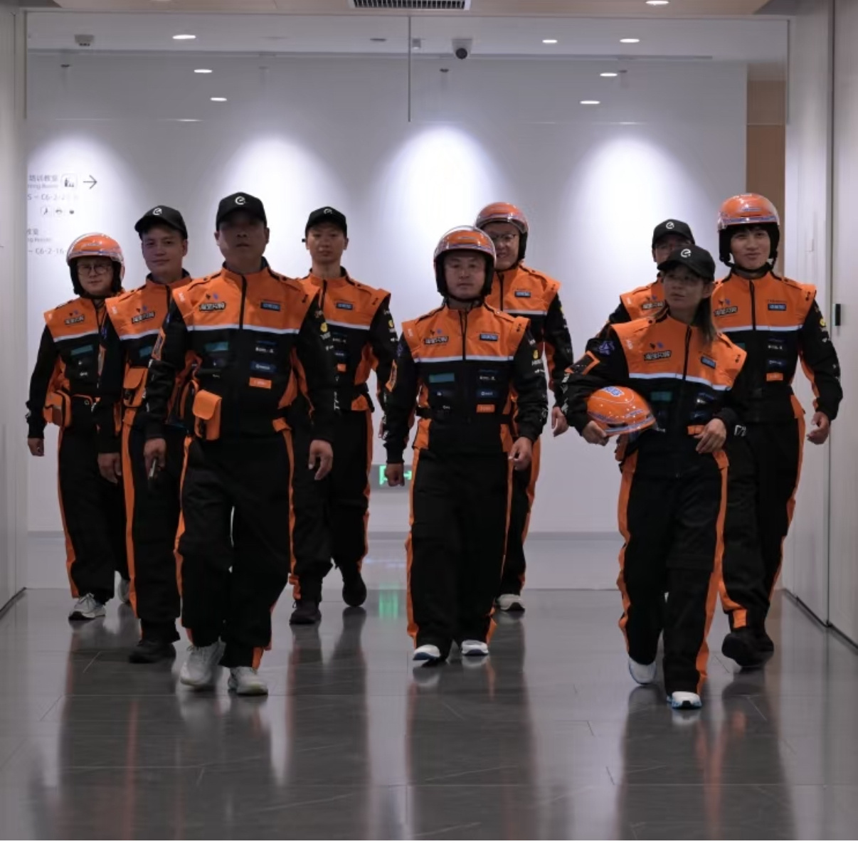 图一：淘宝闪购新工服图二：迈凯轮车队赛车服心有灵犀了咱说是！不过这俩也都是追求速
