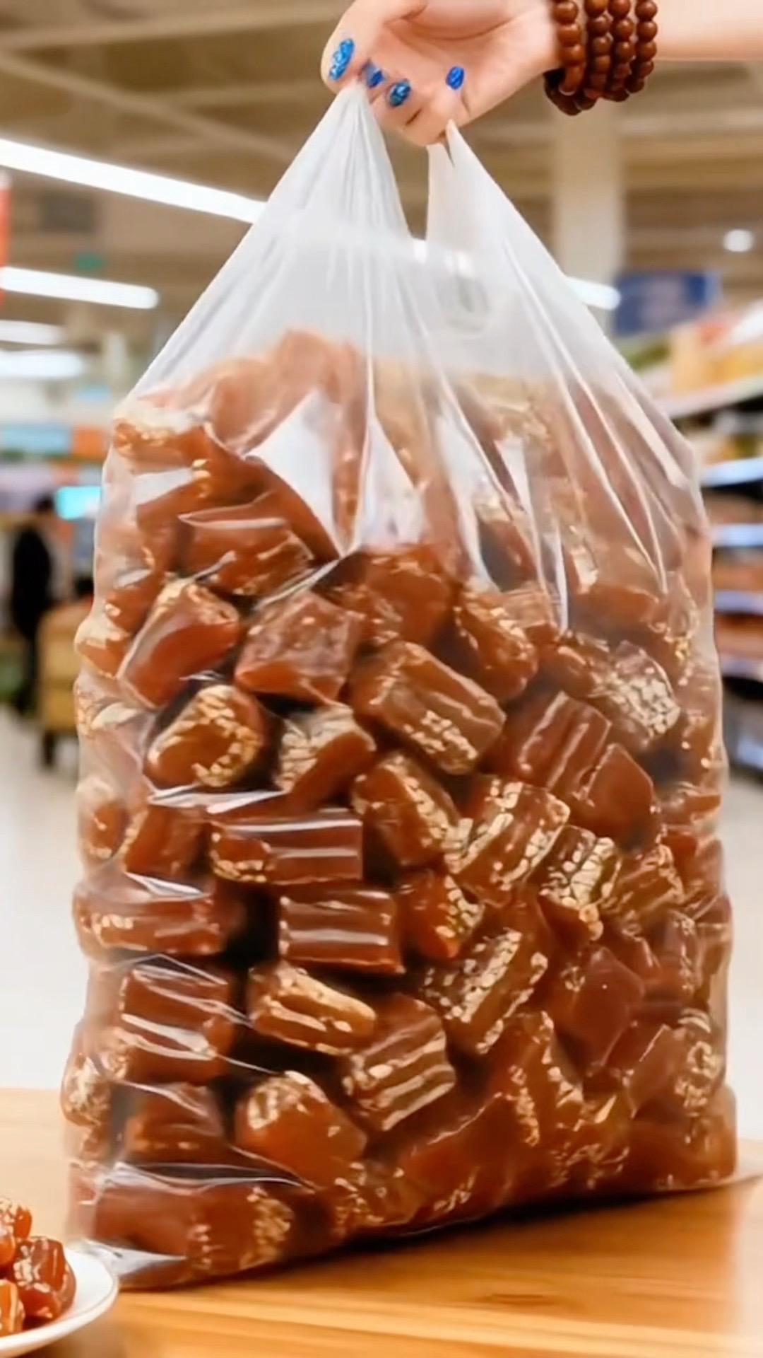 小时候最爱吃的糕点就是蜜三刀了，它油亮剔透，甜而不腻，芝麻味很香，真的超爱的！