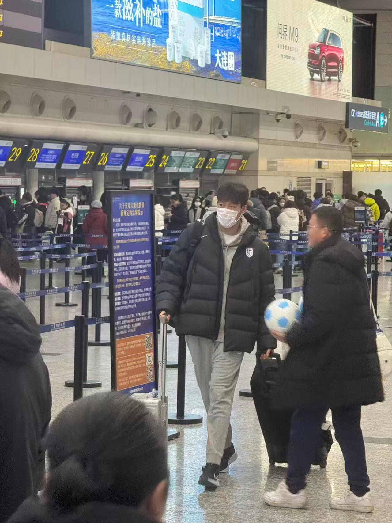 大连英博中超联赛大连英博 毕津浩随大连英博前往海南冬训，看来老毕大概率续约成功了