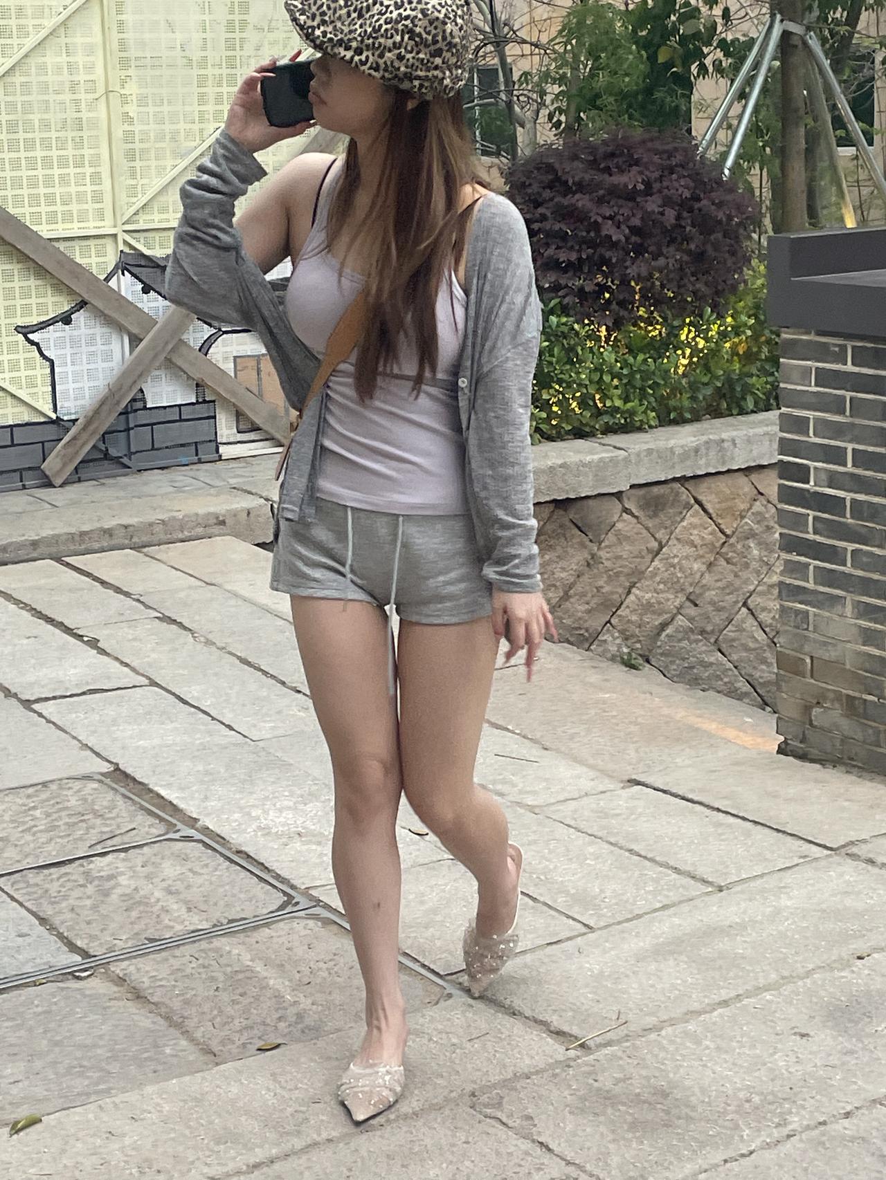 给美女拍照想有创意，穿搭和姿势很关键。就说圣诞红系甜妹穿搭，红黑撞色超有氛围感。