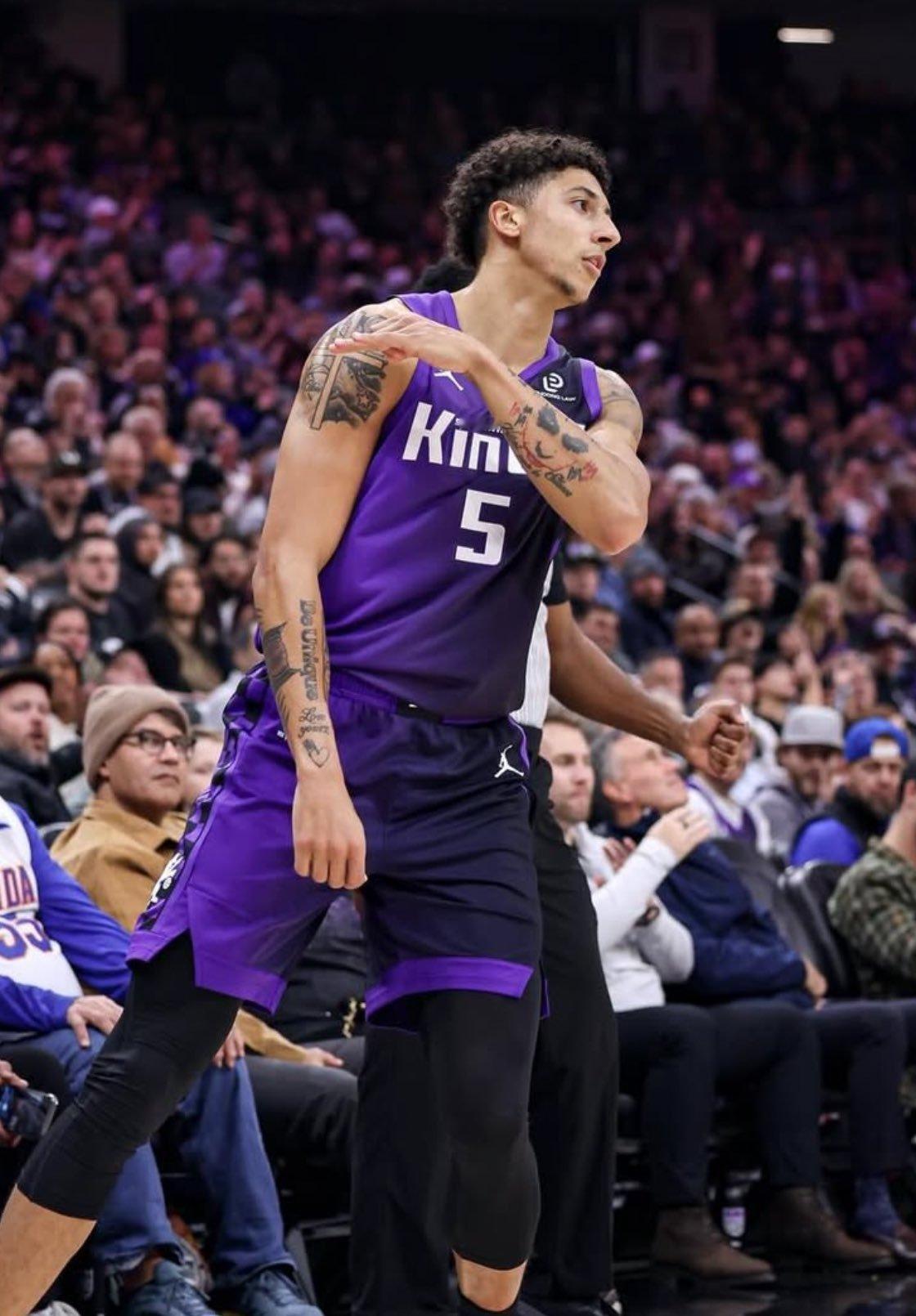 虽然12连败了，但国王还是有亮点的，今年24号秀克利福德打出生涯之夜：30分4篮