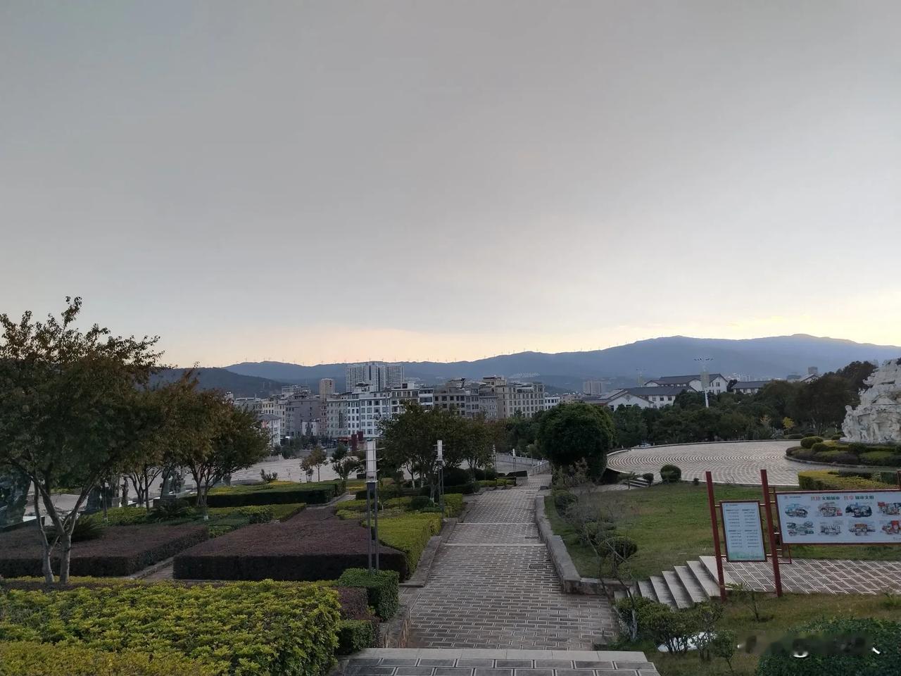 在大理龙山看落日余晖下的下关