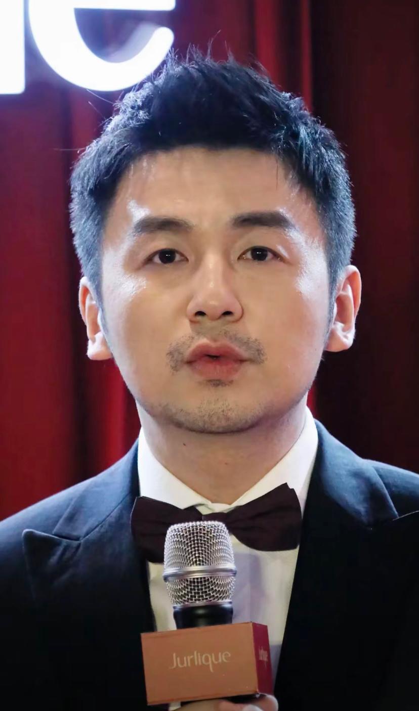 我觉得雷佳音挺适合演贾宝玉，只不过他现在年纪大了，如果他只有20岁左右，我觉得应