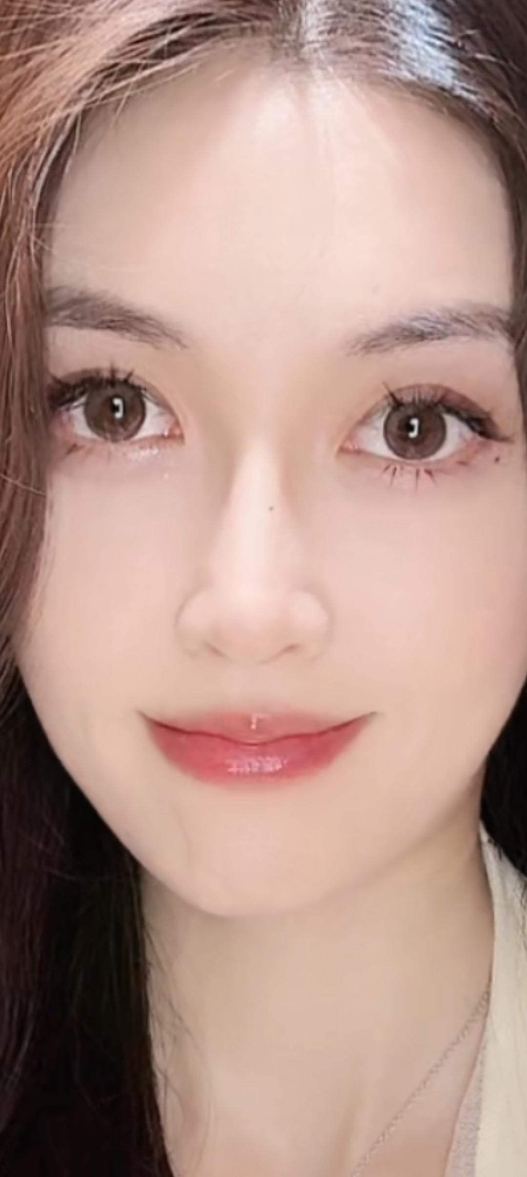 甜美微笑，元气满满的一天！😊✨