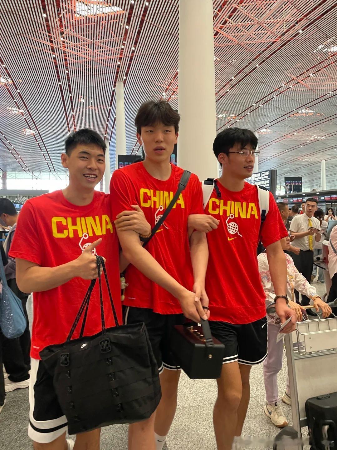 男篮主场大比分不敌日本后，评论员杨毅在直播中点出行业痛点，他直言圈内存在球员以伤