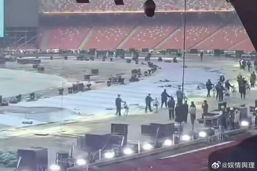 张杰鸟巢演唱会是1982闭幕式吧 被标题骗进去，结果是张杰的科幻舞台。机器人跳舞