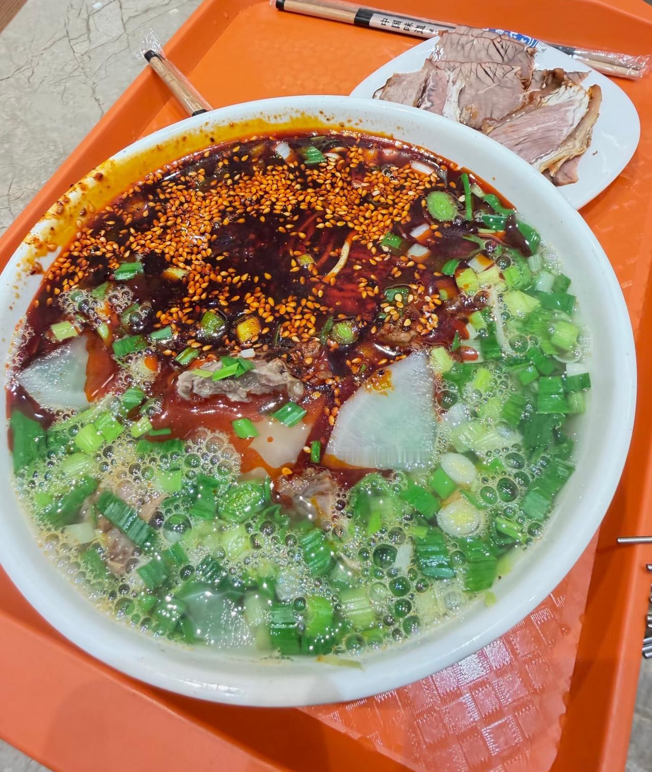 1.3吃饭日记丨今天又去吃了牛肉面🍜
元旦假期的最后一天，
闲来无事，
又去吃