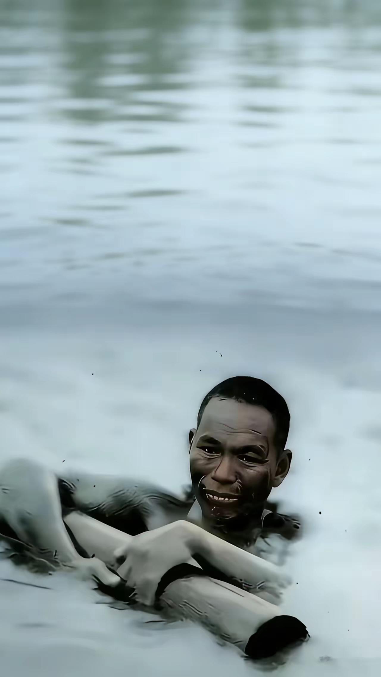 这就是我们中国人的血性。
​1937年，浙江嘉善。一名湖南籍的苗族侦察员，在执行