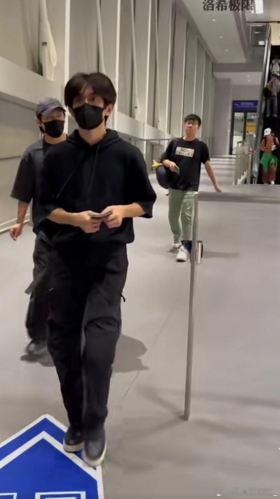 #易烊千玺[超话]# 他真的好多黑色的衣服哎，平常的私服还有上班的时候黑色都很多