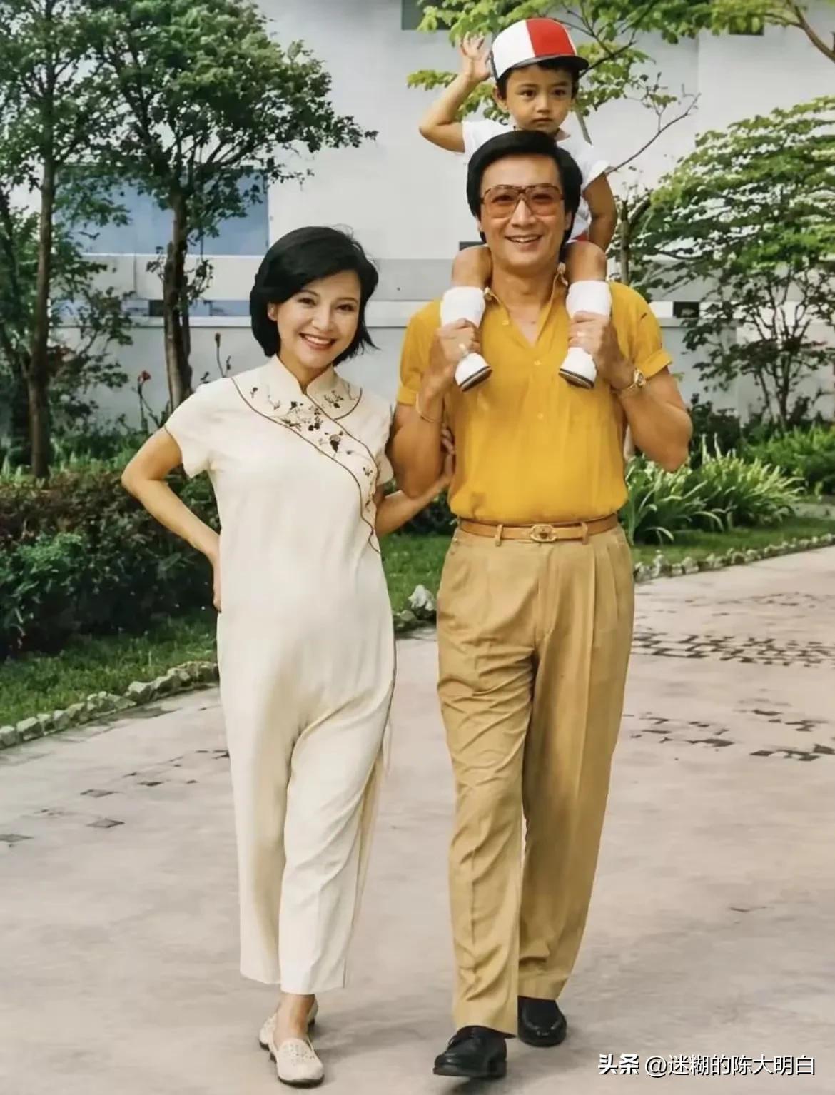 这张老照片里的三个人，你认识吗？提示一下，戴眼镜的男子前不久刚刚过世。