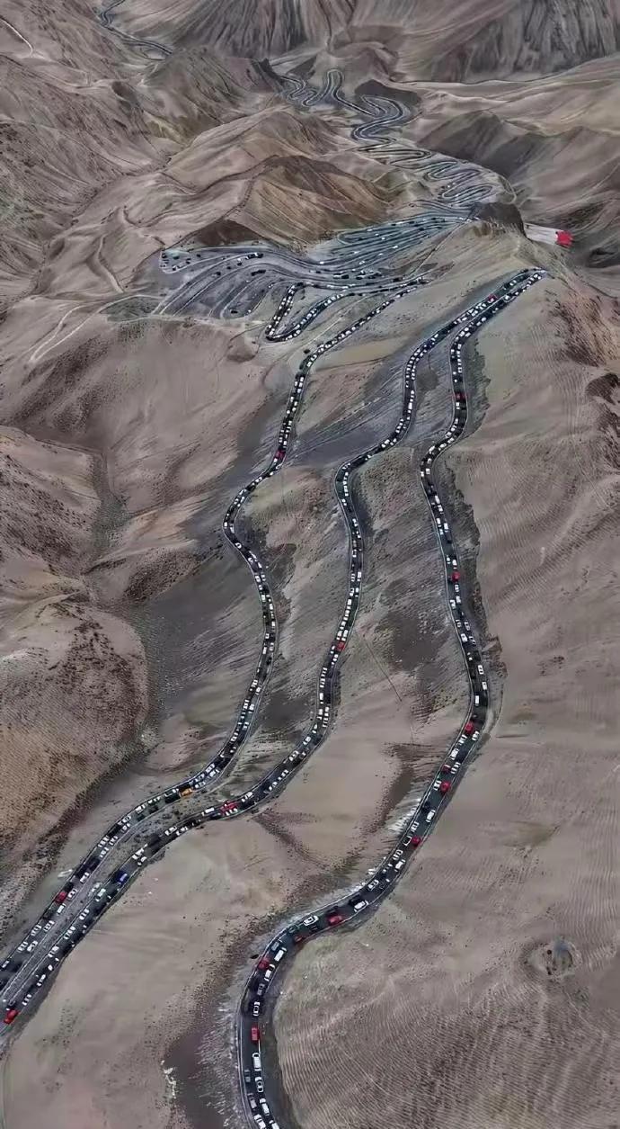 我一直纳闷，这些人都不用上班吗？