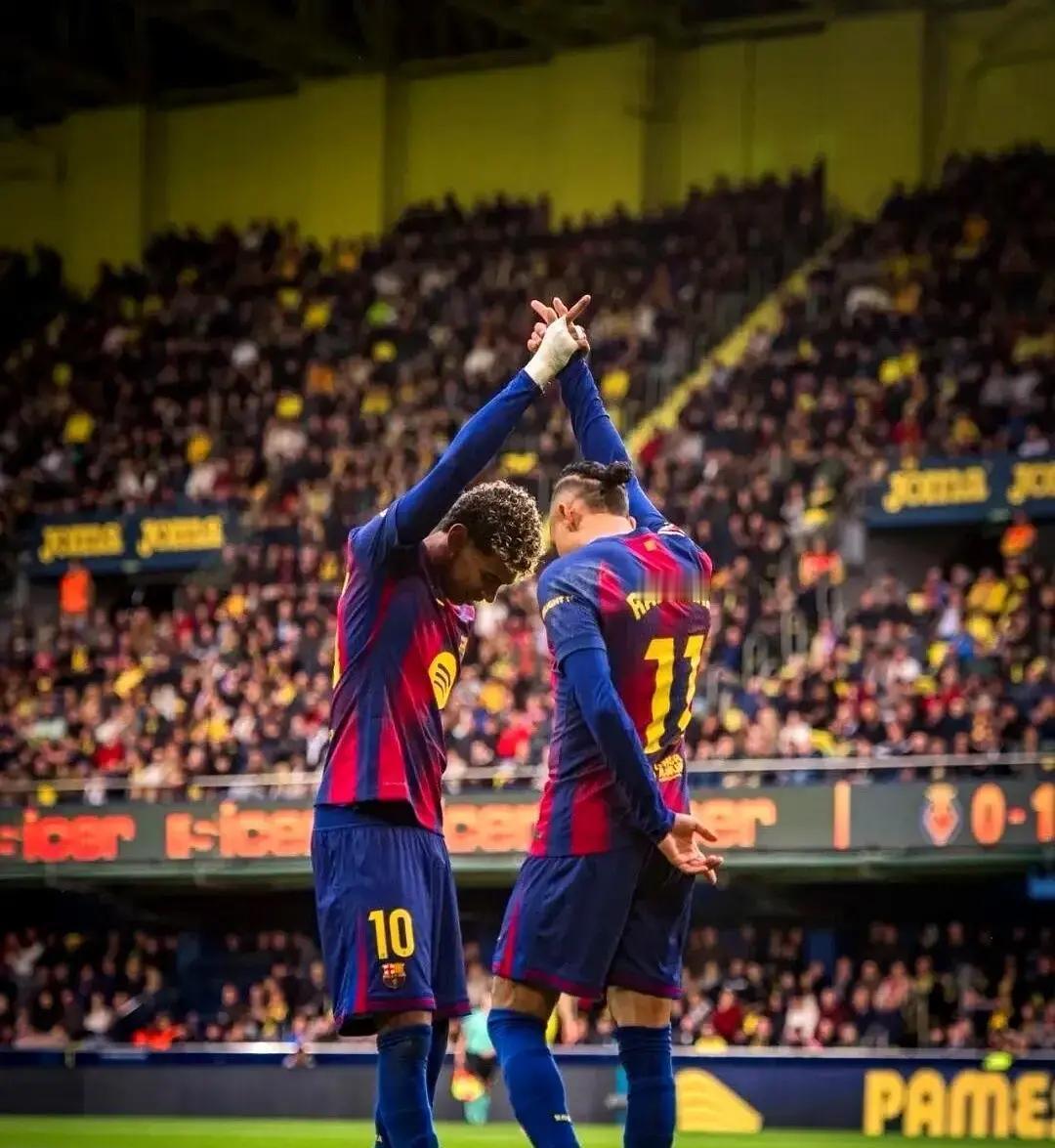 佩德里抱着脚踝在草皮上翻滚，裁判的红牌掏得毫不犹豫。
就是这电光火石的一脚，把巴