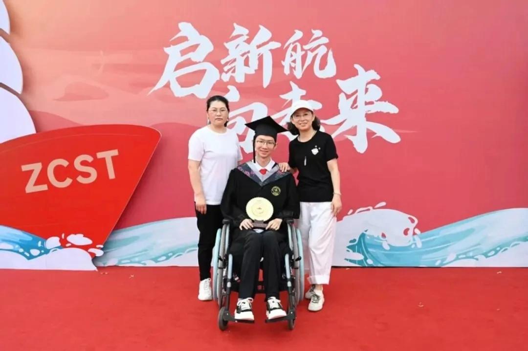 “我虽然坐在轮椅上，但我的心，一直在奔跑。”

说这话的男孩叫郭子健，珠海科技学