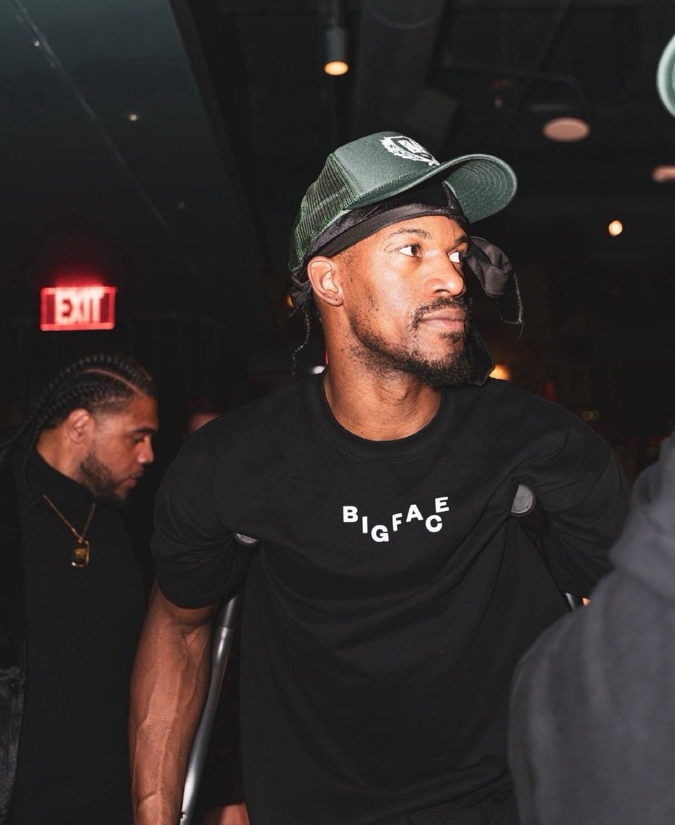 大哥昨天打卡完快闪店活动后还参加了百加得的多米诺骨牌活动看看旁边是谁笑得这么开心