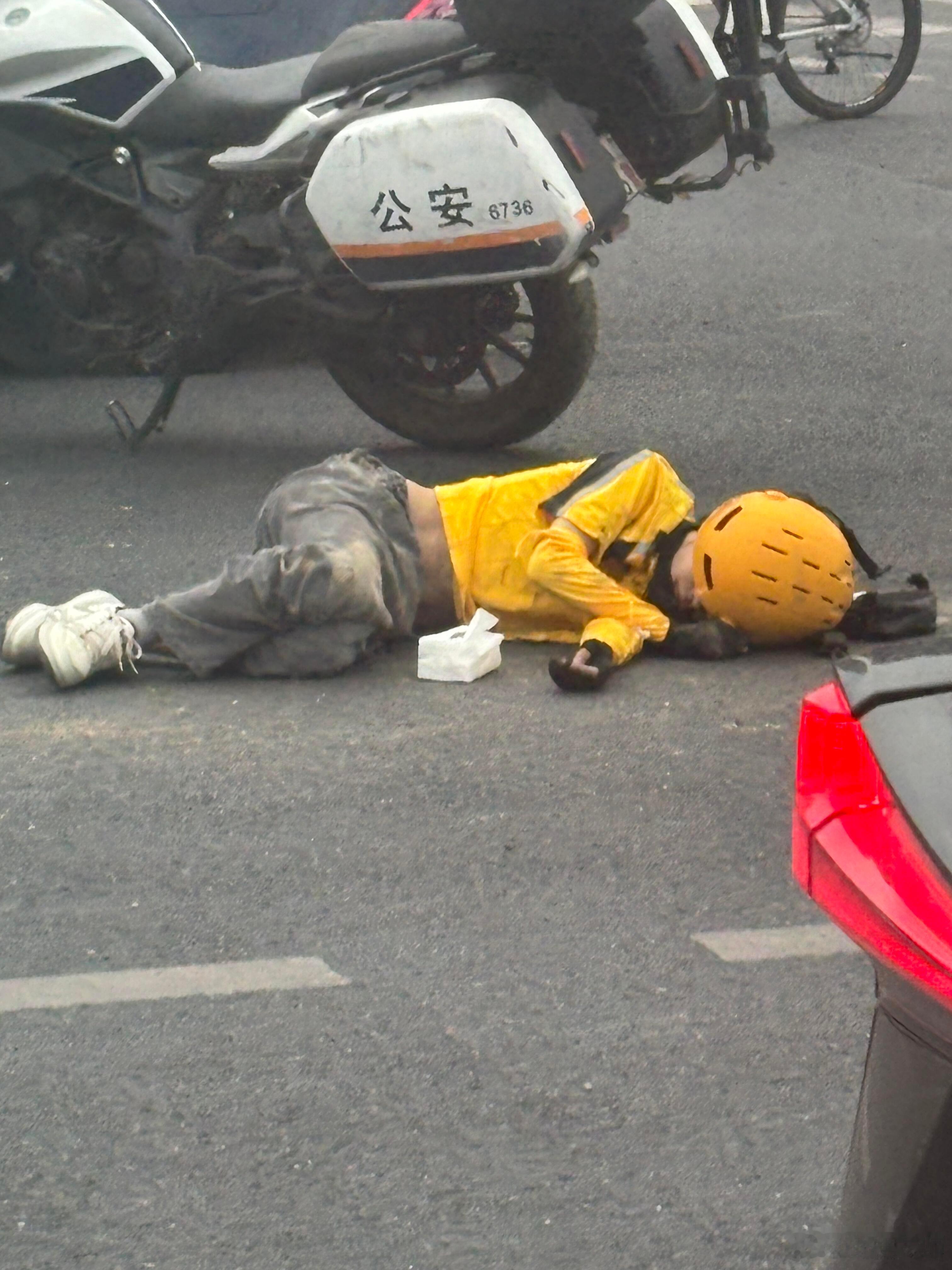被车撞飞的外卖小妹妹下班坐公交车，路上看到这一幕。一个小小的身影在地上一动不动的