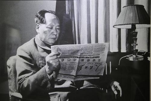 1944年，29 岁的战士张思德在烧炭时牺牲，警卫队长想就地掩埋遗体，不料毛主席