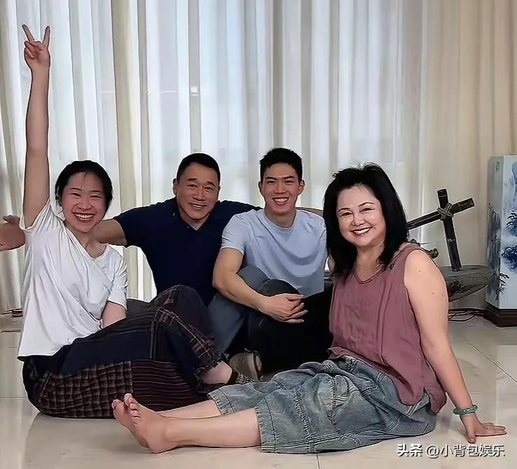 丁海峰一家人好温馨啊！
老婆年轻的时候也是一位美女，四口全家福，儿子的帅气和女儿