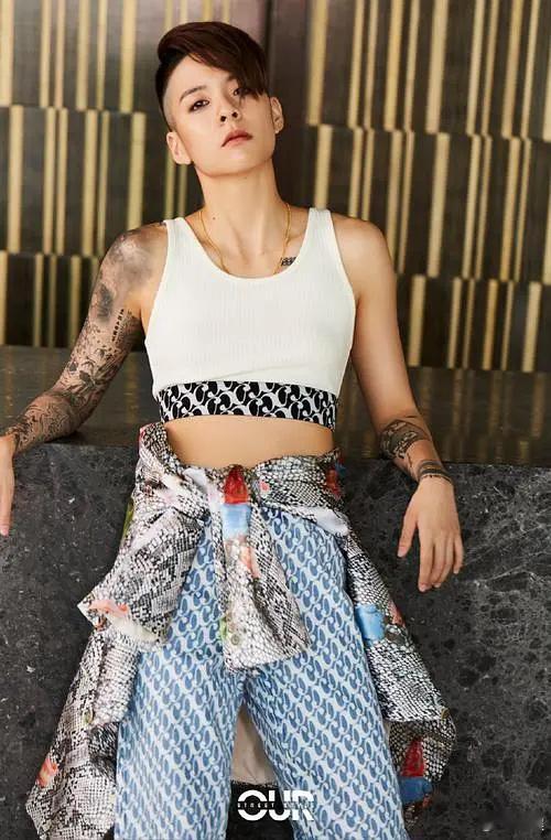 黄圣依脖子后面有杨子名字的纹身，这个纹身像杨子给她的烙印，不像平时常见的情侣纹身