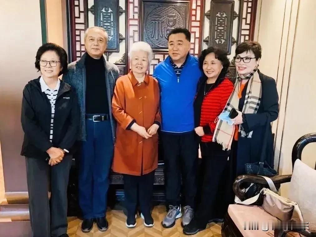六位央视主持人，除了左二不熟悉，其他5位都认识，不得不说李瑞英戴着围巾展现出成熟