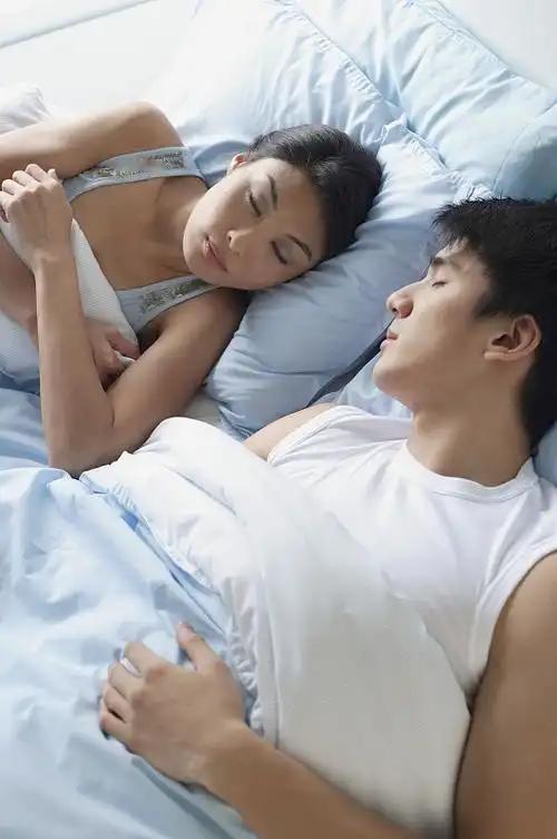 今天临近中午去弟弟家，看到几个小孩子在家里写作业，我问他们父母哪里去了，居然说在