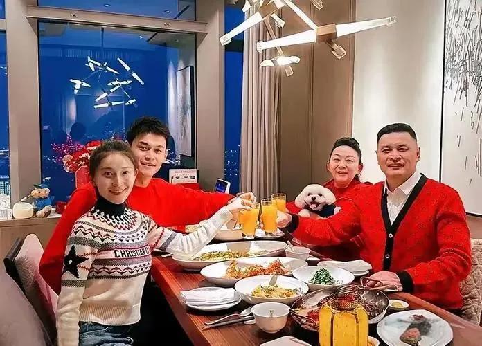 孙杨和爸妈还有老婆张豆豆一家四口的晚餐，孙杨和爸妈都穿的很喜庆，都是一身红！而老