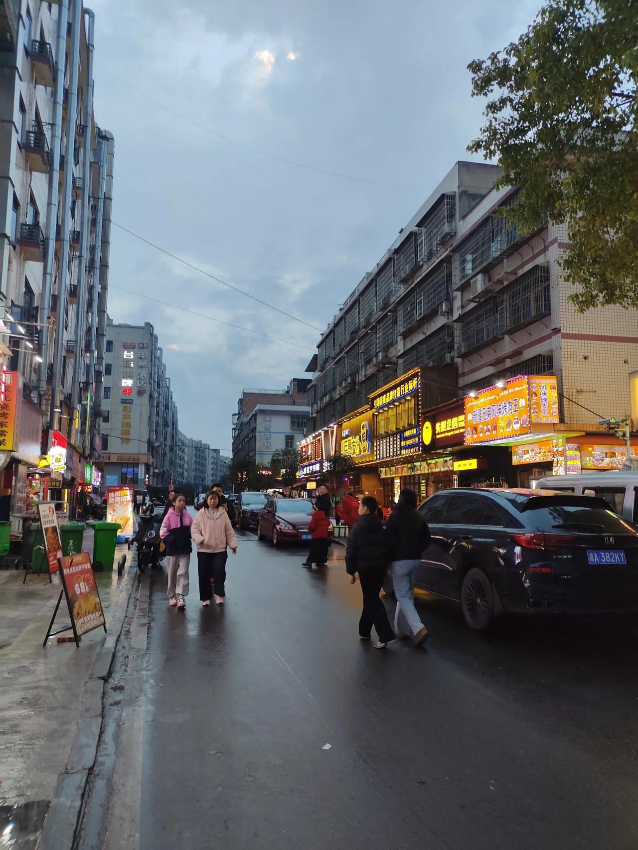 在中医药大学的美食街里面逛了一下。没想到初七这么多店已经开门了。一时不好怎么选择