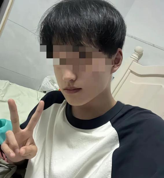 一男孩哭诉，自己刚来杭州打工，借住在姑妈家，发工资后，他给姑妈转了1500块钱，