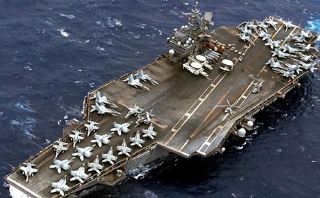 美国航母舰队已逼近黄岩岛，055大驱率队大胆插入打成一团！美国的尼米兹号航母编队