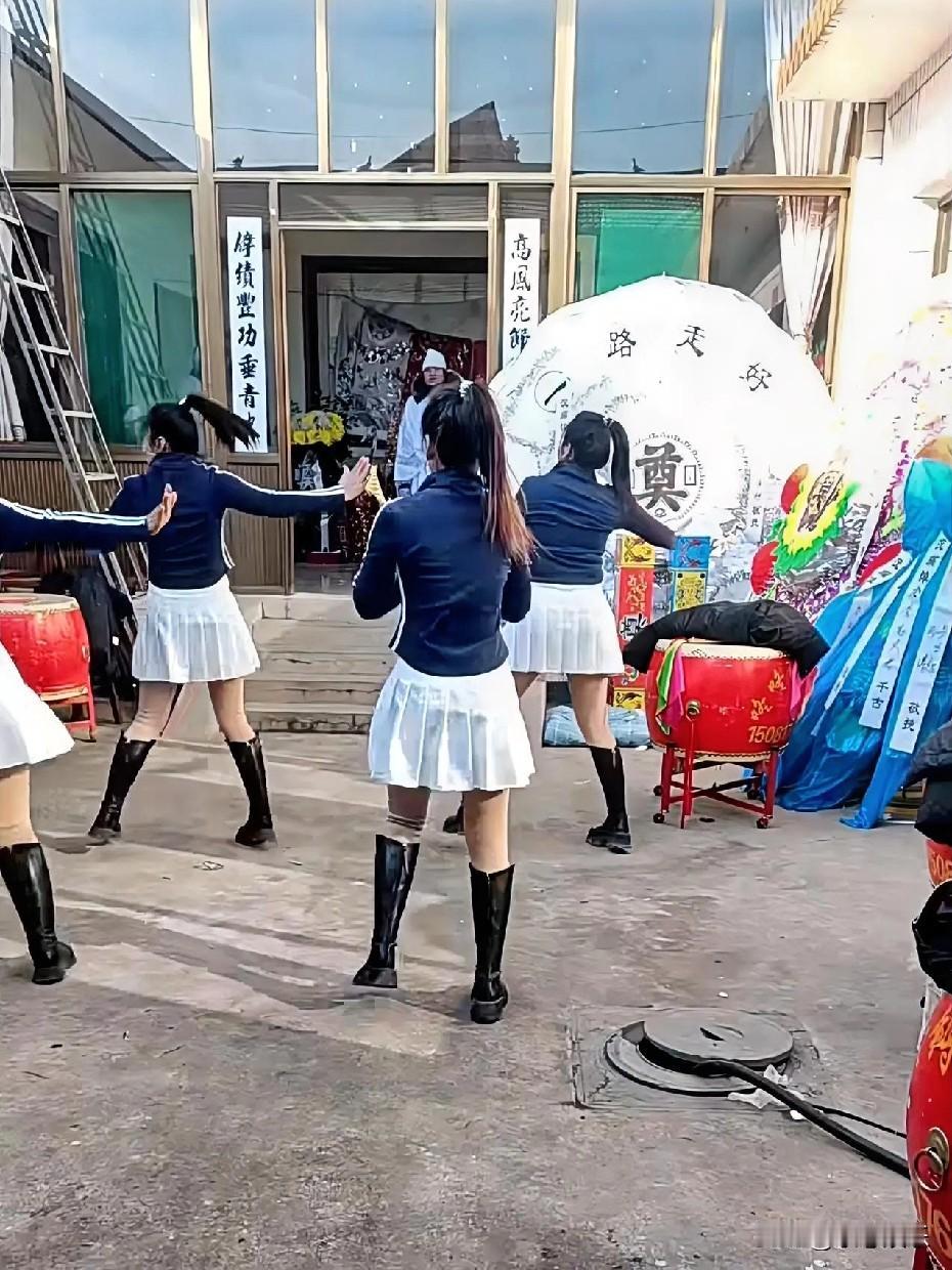 这是哪里习俗，办白事还跳舞，这是给谁看的，是给来参加葬礼的外人看，还是给去世的人