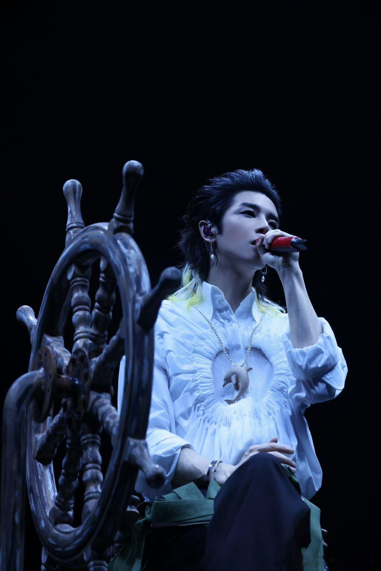 #华晨宇健身了吗#没想到华晨宇的身材这么好，属实让人震惊了，华晨宇的肌肉线条看起