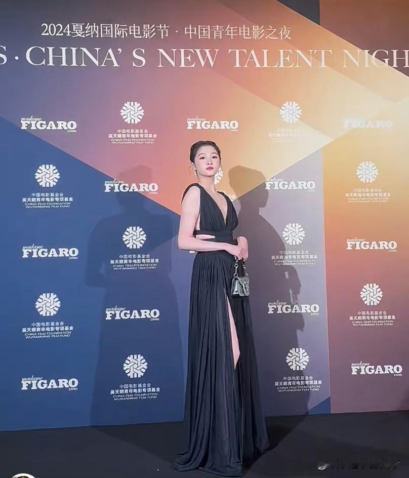 没想到关晓彤现在都混得那么好了。

出席戛纳红毯别人都是穿自己的衣服，她就拿到了