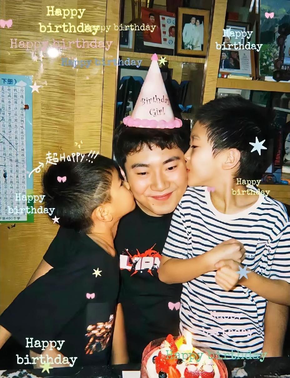 笑不活了，
梁副队戴的生日帽，
上边竟然是“Birthday Girl”，
是不