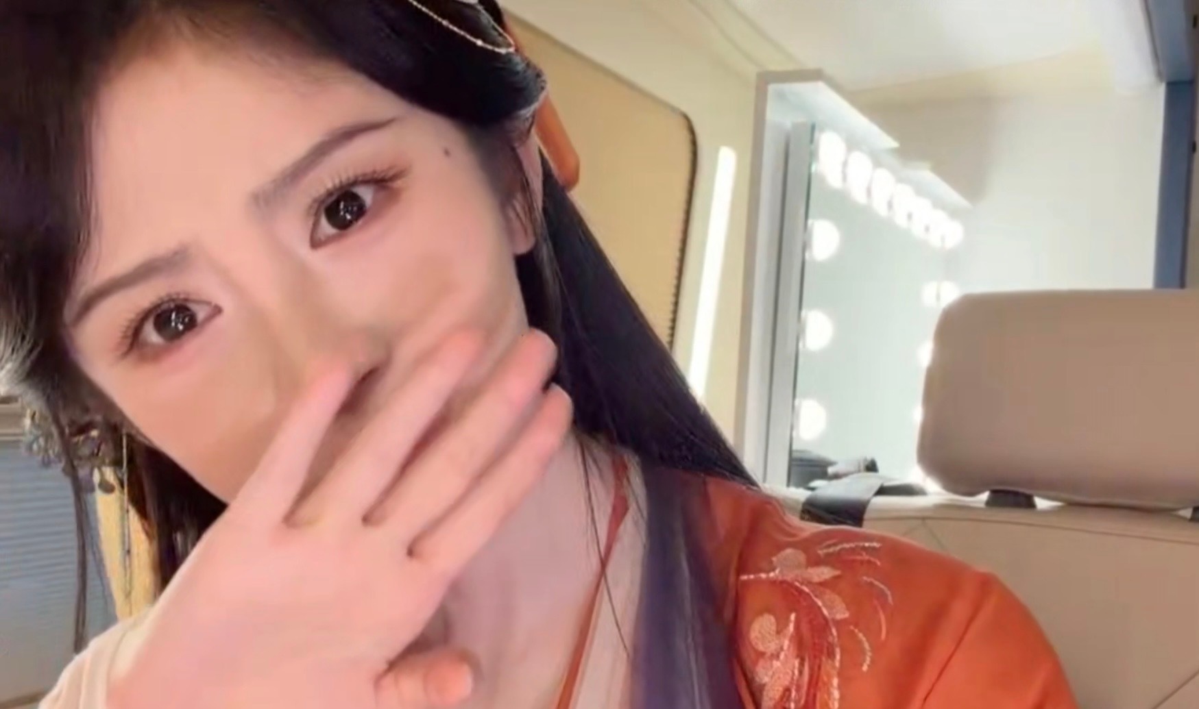 宋威龙一个让鞠婧祎没绷住的男人昨天在直播间观看全过程的人保持苹果肌扁平好吗，鞠婧
