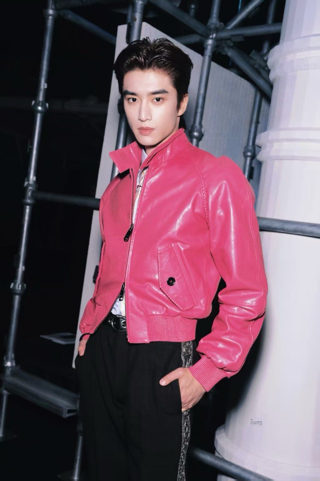 张康乐粉皮衣造型 张康乐伦敦时装周burberry的这套粉色皮衣消化的太好了，完