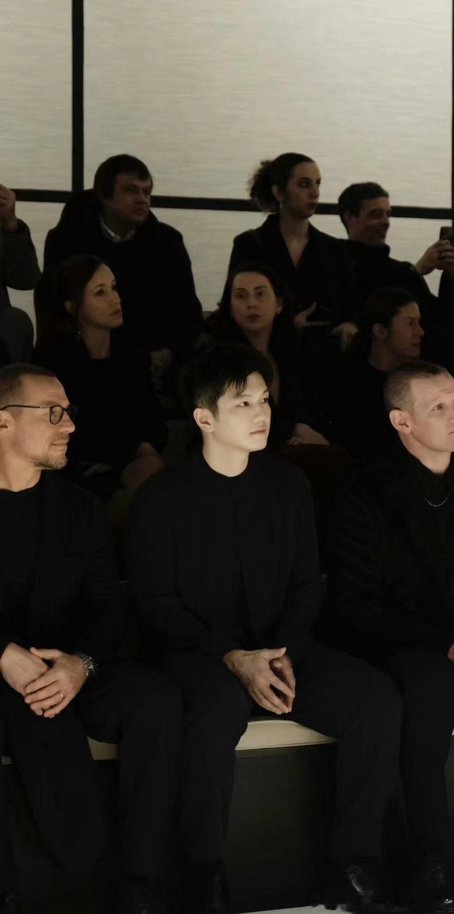 阿玛尼看秀，一个黄种人，比在场的所以白种人都白，想想就好玩樊振东 