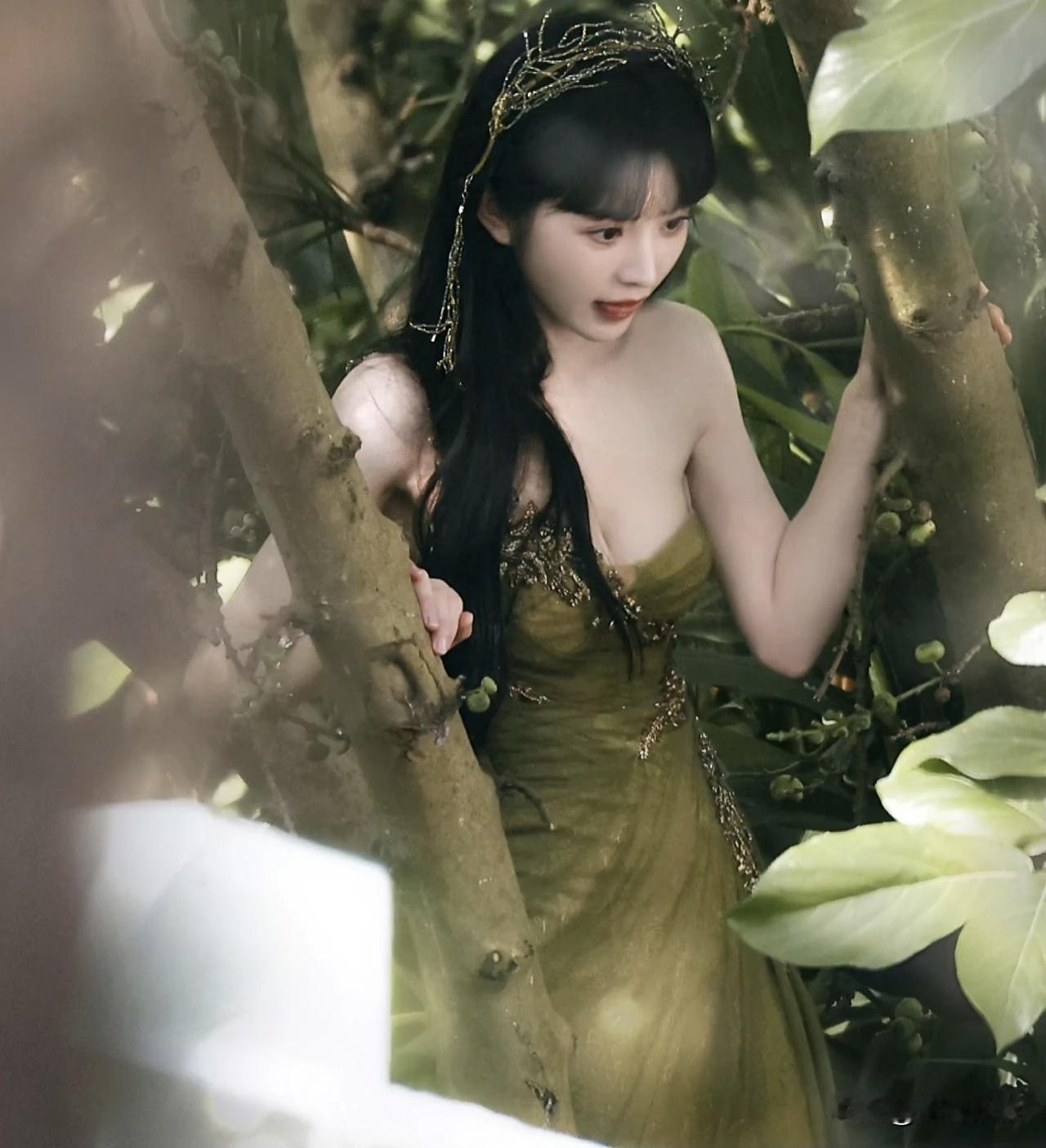 说到田曦薇，很多人脑海里蹦出来的第一个词就是"甜妹"。那双圆圆的大眼睛，笑起来两