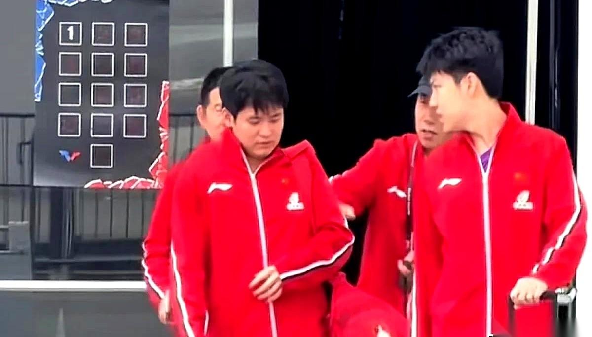 聊聊林诗栋，那个刚打出点名堂的乒乓球小将。
场馆的风吹过出口，他和黄友政、队医三