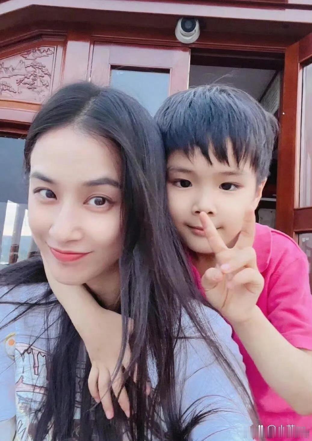 黄圣依也逃不过让孩子穿红色 新年讨彩头不分身份！黄圣依直播坦言过年给孩子安排红色