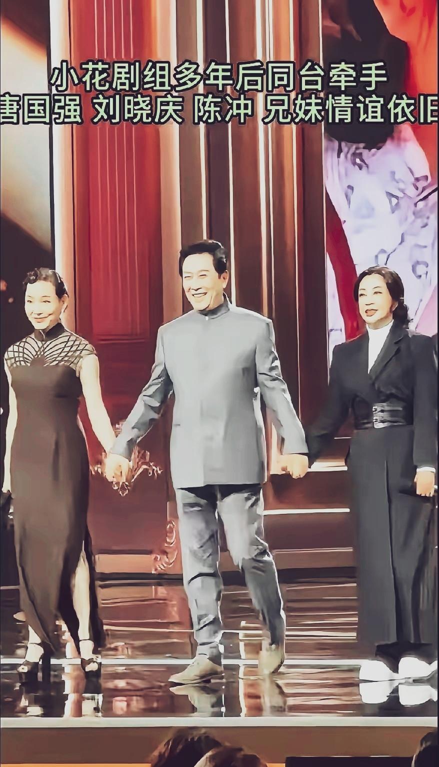 又过了多少年，终于在那一天，插曲《妹妹找哥泪花流》的歌声又一次回荡，电影《小花》