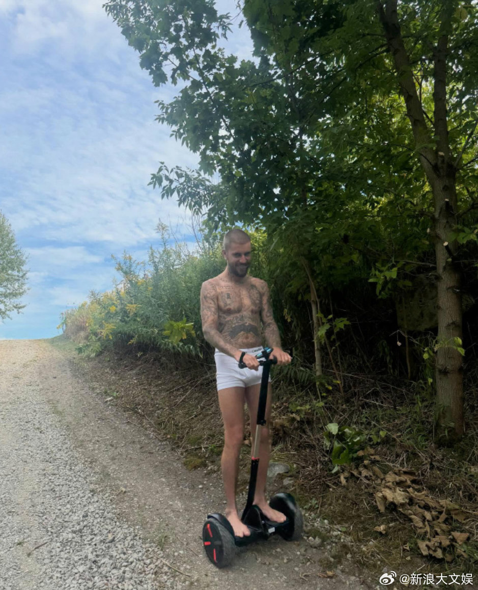 比伯穿内裤骑平衡车 哇哦 好自由奔放的灵魂~~ ​​​