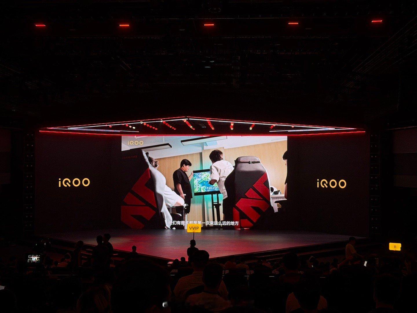 今天晚上看看iQOO15，比较期待iQOO15那个王者荣耀十周年典藏版[不愧是你