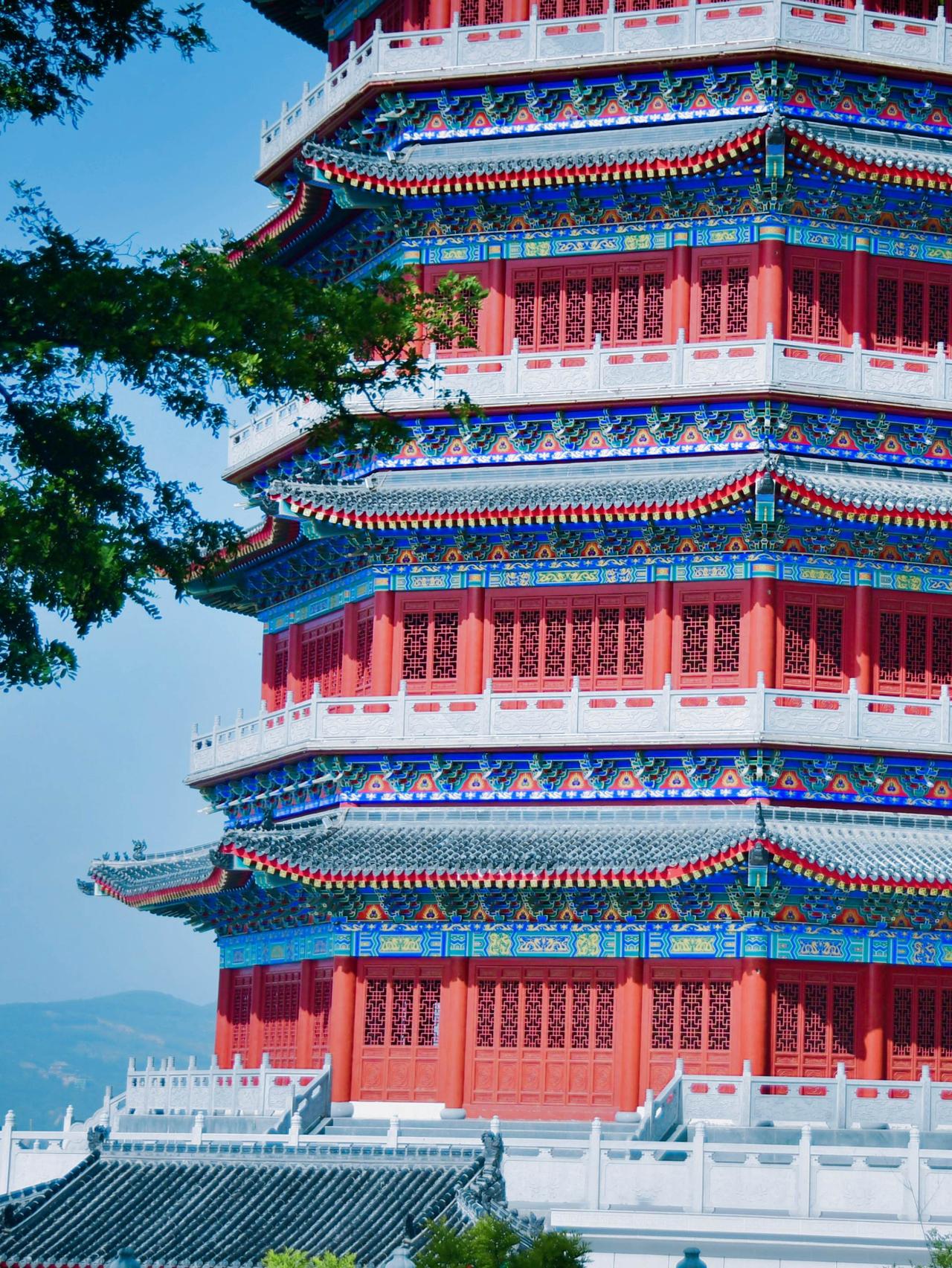 在天水，藏着一座古塔。它始建于隋朝，屹立了1300多年，杜甫都曾为它写诗。192