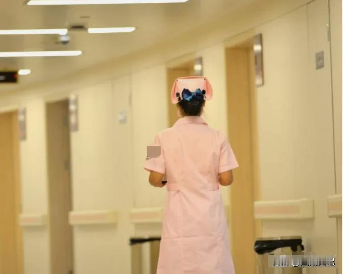 “冤不冤！”湖南娄底，一医院主任载着一名女护士一同外出执行任务，被一棵树挡住去路