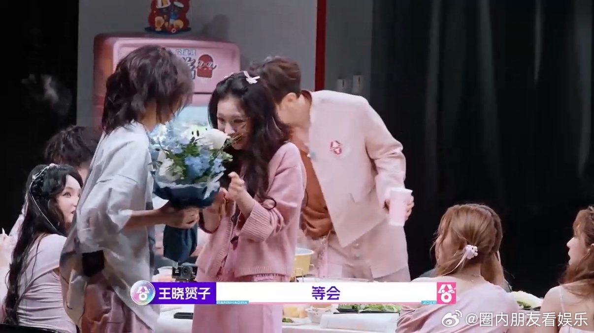 王晓赟子叫代露娃嫂嫂超燃青春的合唱录制现场趣味互动不断，王晓赟子随口喊出嫂嫂，俏