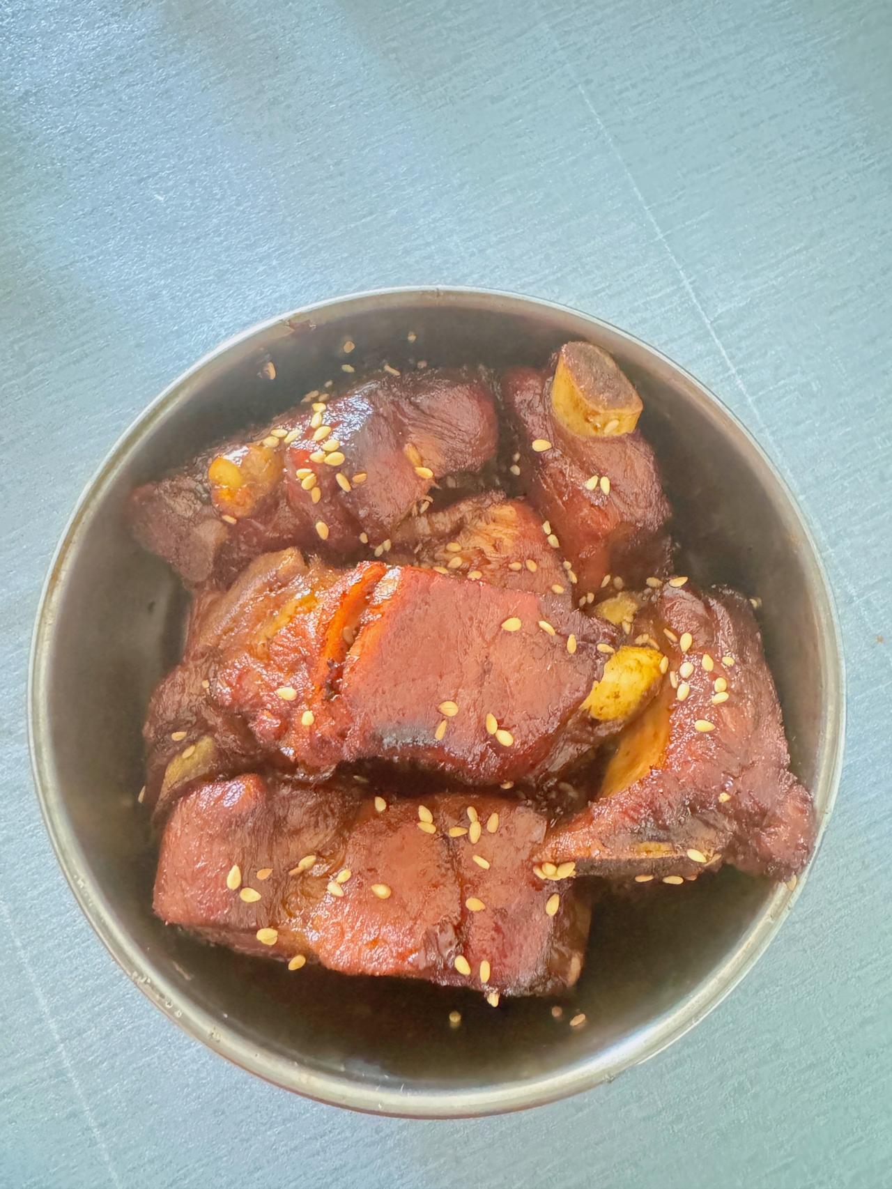 今天中午又是雷打不动的，每周给大妞送温暖的日子。今天下午她们就要期中考试，我做了
