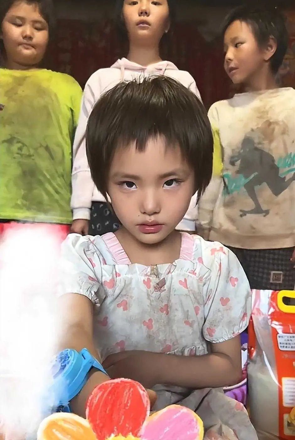 是真的美！ 留守女孩长相惊艳全网，旧衣服穿出美感，让人放心不下 