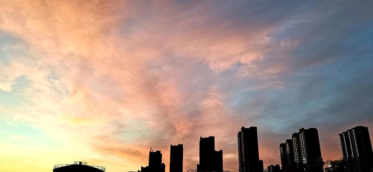 昨日晚霞（原创）
随拍夕阳之美 夕阳之美随拍 记录的晚霞 随手拍城市晚霞 夕阳的