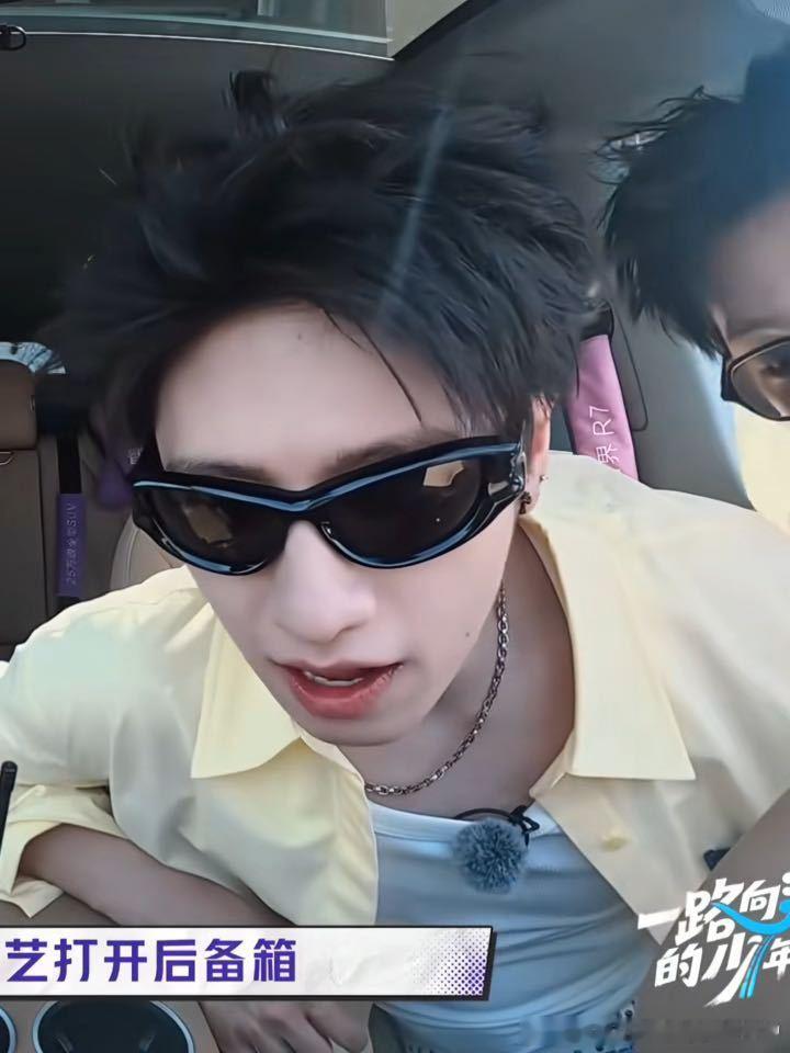 朱志鑫一晚都没怎么睡着朱志鑫说他有一件事想问一路向海的少年整晚辗转难眠，白天也提