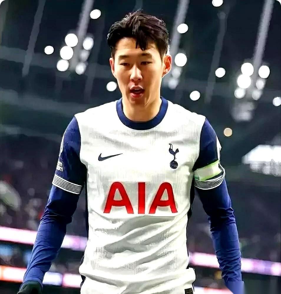 有时候看孙兴慜踢球，真觉得堵得慌。
一个人，扛着一支球队，跑了十年。把亚洲球员能